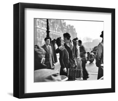 Le Baiser de l'Hotel de Ville, Paris, 1950 - Black Framed Art Print Wall Art, 12x10